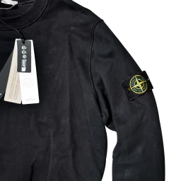DO01062359-1 Stone Island Crewneck Sweatshirt Schwarz mit Kompass-Badge