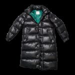 Moncler Lange Daunenjacke Schwarz mit Logo-Patch