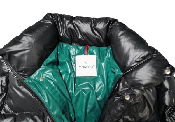 Moncler Lange Daunenjacke Schwarz mit Logo-Patch