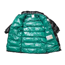 Moncler Lange Daunenjacke Schwarz mit Logo-Patch